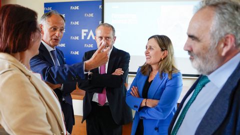 La Presidenta de la Federaci�n Asturiana de Empresarios (FADE), Mar�a Calvo (2-d), charla con varios ponentes tras la presentaci�n de un informe por parte de FADE y la consultora KPMG en el que se analizan las previsiones, expectativas, prioridades y demandas del tejido empresarial asturiano