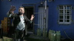 Armando Cadaval, toda una instituci�n en la hosteler�a de Carreira, muestra la zona por la que accedieron los cacos a su bar.