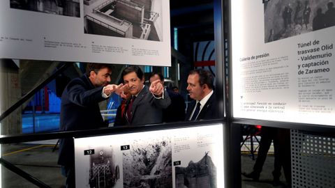 El presidente del Principado, Javier Fern�ndez (c), en el acto del 50 aniversario de la puesta en servicio de la central hidr�ulica de Proaza (Asturias).