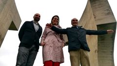 Lorenzo Fern�ndez-Ord��ez, Mar�a Jes�s Mosquera y Luis Chillida, al pie del �Elogio del Horizonte�