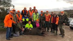 Los miembros de la cuadrilla de Goin con el jabal que cazaron el domingo