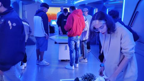 Imagen de los estudiantes ourensanos en la nave que sirve de base a la actividad