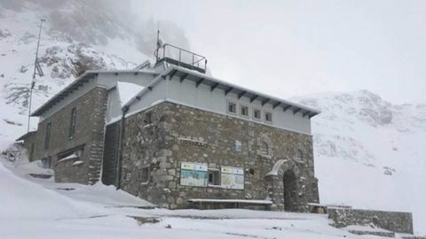 Refugio de Urriellu cubierto de nieve