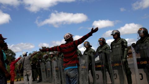 Civiles esperan en la frontera con Brasil donde soldados venezolanos mantienen cerrados los pasos fronterizos