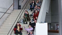 Las trabajadoras y representantes sindicales se encadenaron al pasamanos de las escaleras del edificio de la Xunta