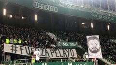 Pancarta de apoyo a Pelayo Novo en el Mart�nez Valero