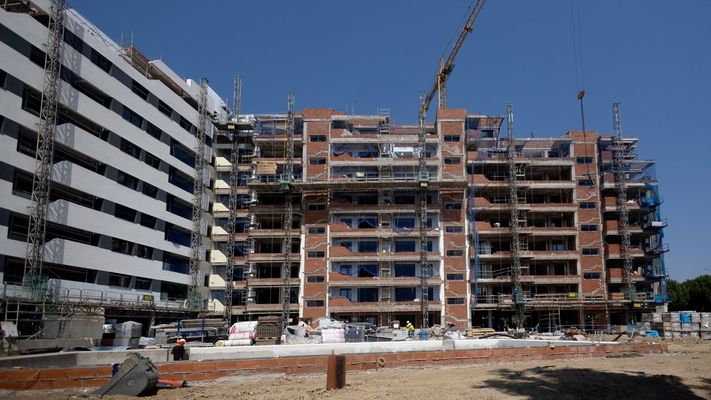 Un edificio de viviendas en construcci�n.