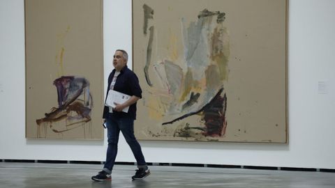 La exposición aborda las cinco décadas de trayectoria de la artista austriaca.