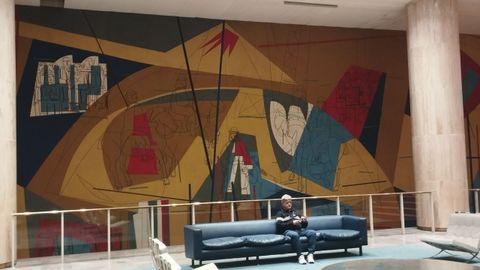 O roteiro Seoane fai un percorrido pola trintena de pezas que Seoane creou en Bos Aires na s�a �poca no exilio. Un dos m�is famosos � �El nacimiento del teatro argentino�, na imaxe, que ocupa o vest�bulo de entrada a unha das salas do emblem�tico teatro San Mart�n.