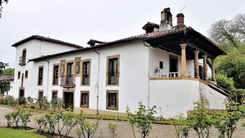 Fachada principal del palacio de Marcenado, con los escudos de Valds y Lavandera sobre la puerta