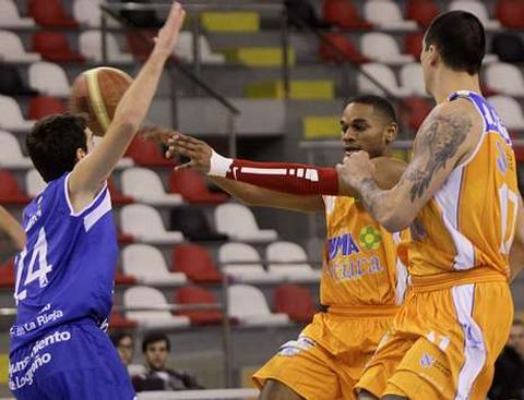 Ogirri, ex del Breog�n, regresa al Pazo Provincial con la camiseta del Leyma B�squet Coru�a.