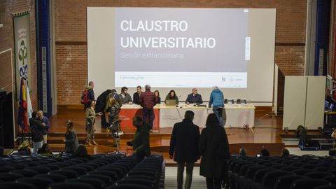 El claustro de la Universidade de Vigo celebr� este martes una sesi�n extraordinaria en la Facultade de Comunicaci�n de Pontevedra