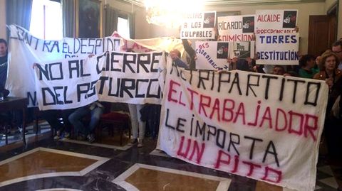 Manifestantes contra el cierre del Asturc�n