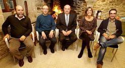 Pombo, Ures, Fondo Aguiar (presidente da Fundaci�n), Rodr�guez e Mato, na lareira da sede. 