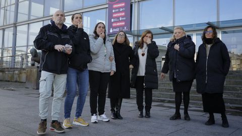 Miembros de cinco de los doce puestos participantes en la feria de autnomos celebrada en A Corua protestaron en la calle contra la organizacin