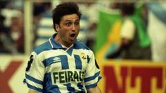 Alfredo Santaelena celebra el gol que le dio la victoria al Deportivo ante el Valencia en la final de la Copa del Rey de 1995.