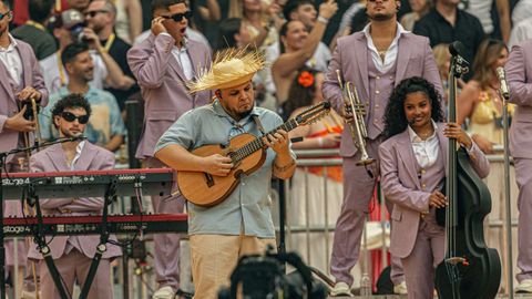 Varios m�sicos de la banda de Bad Bunny, durante el concierto