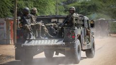 Soldados de las Fuerzas de Defensa de Kenia se dirigen a la Universidad de Garissa, donde se produjo un ataque de los islamistas Al Shabab.