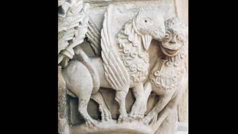 Un grifo, ser mitolgico mitad guila y mitad cuadrpedo. Capitel de la iglesia de Santa Eulalia de Colloto (Oviedo, Asturias)