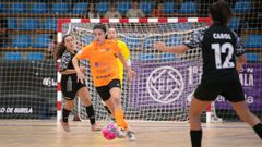 Gabi avanza con el baln en Vista Alegre durante un partido amistoso ante el 5 Corua