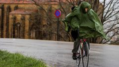 Un ciclista en la carretera al Naranco, en Oviedo