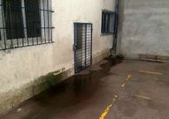Estado atual del patio del pabell�n municipal que utilizan los escolares de A Florida. 