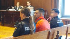 Borja Rial, acusado de quemar a su expareja, en el juicio celebrado en la Audiencia de Pontevedra esta semana, con la fiscal del caso y el abogado de la acusaci�n al fondo de la imagen.