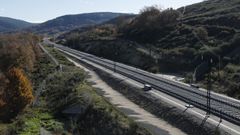 Balasto y traviesas desplegadas, as como algn poste de catenaria, en Vilar de Barrios, en el tramo del AVE entre Pedralba y Ourense