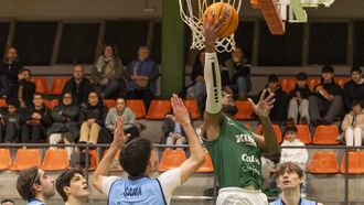 Una de las canastas de Curtis Larousse frente al Estudiantes