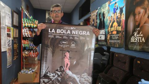 Perfecto Carballo, conocido como Cuco, mostrando el cartel de �La bola negra� en su cine de Seixo, en Mar�n.