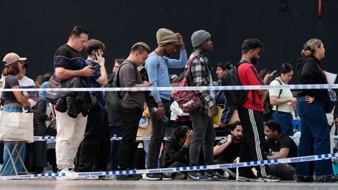 Desde primeras horas de la ma�ana, cientos de personas se han concentrado en largas colas en el recinto ferial de La Farga de L'Hospitalet de Llogregat, donde han acudido este lunes para solicitar de forma presencial la regularizaci�n extraordinaria de migrantes.