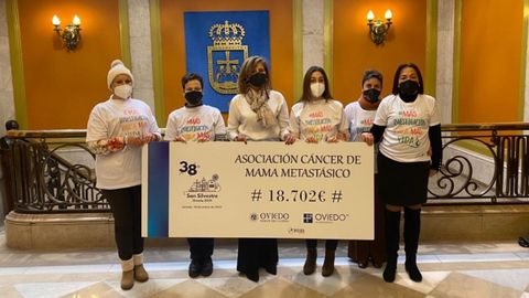 La concejal de Deportes del Ayuntamiento de Oviedo, Concepci�n M�ndez, entrega a la presidenta de la Asociaci�n del C�ncer de mama Metast�sico, Pilar Fern�ndez, la recaudaci�n de la San Silvestre 2021