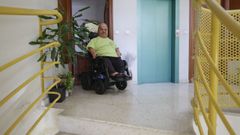 Gerardo Gim�nez, con su silla de ruedas en la entrada de su casa.