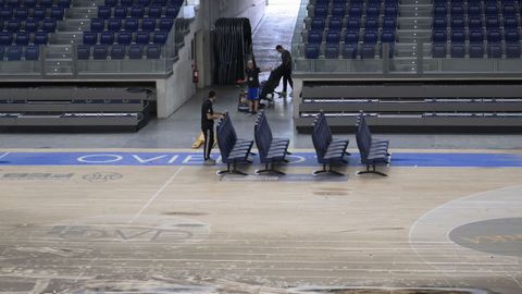 Operarios retiran butacas del Palacio de los Deportes de Oviedo que ayer aneg� el agua por la tromba de agua ca�da sobre la capital asturiana