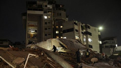 Los equipos de emergencia trabajando en una de las zonas m�s afectadas por el doble terremoto