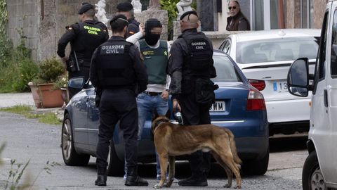 Operaci&oacute;n de la Guardia Civil llevada a cabo en el barrio de O Sisto de Carballo el 6 de mayo del 2025.
