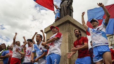 �Celebraste el ascenso de la UD Ourense?.La fiesta comenz� en Meis y se traslad� a la fuente de Concepci�n Arenal