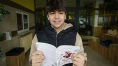 Daniel Blanco L�pez posa con un ejemplar de �Caricias en est�reo� en los pasillos del colegio Pablo VI de A R�a, donde estudia segundo de Bachillerato.