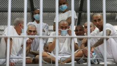 Prisioneros en el denominado Centro de Confinamiento del Terrorismo, una prisi�n de m�xima seguridad en Tecoluca (El Salvador)