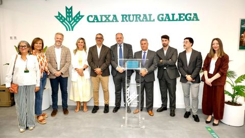 Los portavoces del PP y del PSOE de Carballo tambi�n participaron en la inauguraci�n de la oficina
