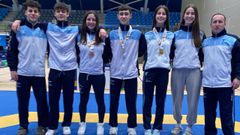 Los taekuondistas del Natural con sus medallas y sus compa�eros de la selecci�n gallega.
