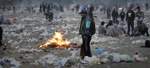 Las playas de Riazor y el Orz�n amanecieron, una vez m�s, cubiertas por toneladas de basura, que las m�quinas de limpieza retiraron en unas horas. 