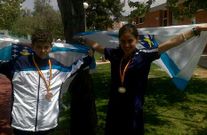 Brais Prieto (bronce) y Carmen Escariz (oro) con las medallas.