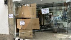 Luna rota en al tienda Y by Ferdy de la calle San Andrs. 