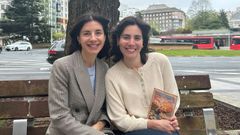 La editora Laura Rodr�guez (izquierda) y la escritora Alba Formoso, ayer en A Coru�a