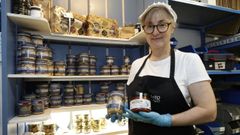 Nieves Medina, una de las propietarias de Curric�n, posa con alguno de los productos que comercializaban. 