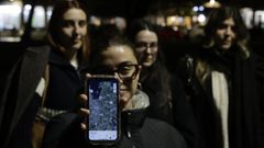 Claudia (26 aos) y su grupo de amigas, en Santa Cruz (A Corua), mostrando en su mvil el mapa de geolocalizacin en tiempo real. Al consultarlo, cada una desde sus respectivos telfonos pueden ven la ubicacin exacta de las dems.