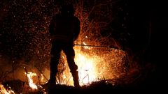 Los bomberos intentan sofocar el incendio que se ha producido hoy en los alrededores de Labares