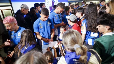 Los jugadores pasaron casi media hora firmando aut�grafos a los aficionados