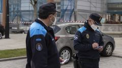 Imagen de archivo de dos agentes patrullando las calles de Cee.